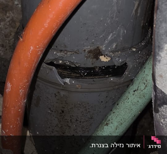 צינורות צבעוניים עם נזילה גלויה